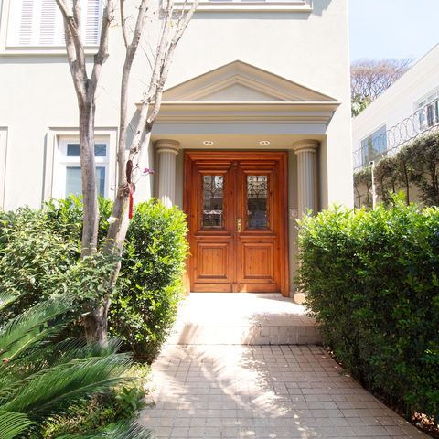 Casa à venda com 460m², 4 quartos e 3 vagas Casa à venda com 460m², 4 quartos e 3 vagasFachada