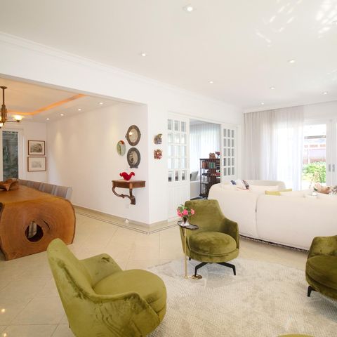 Casa à venda com 460m², 4 quartos e 3 vagas Casa à venda com 460m², 4 quartos e 3 vagasSala