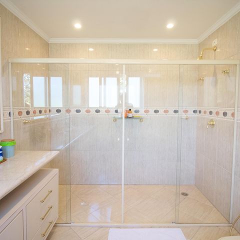 Casa à venda com 460m², 4 quartos e 3 vagas Casa à venda com 460m², 4 quartos e 3 vagasBanheiro do Quarto 2