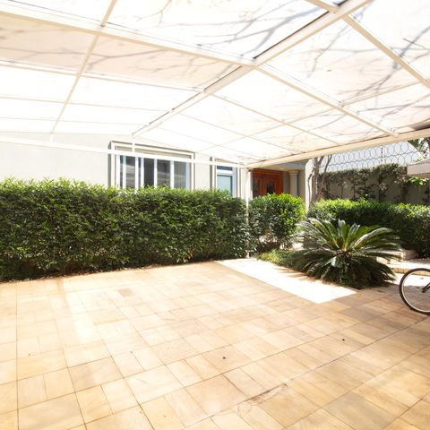 Casa à venda com 460m², 4 quartos e 3 vagas Casa à venda com 460m², 4 quartos e 3 vagasÁrea comum