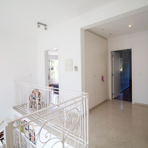 Casa à venda com 460m², 4 quartos e 3 vagas Casa à venda com 460m², 4 quartos e 3 vagasCorredor