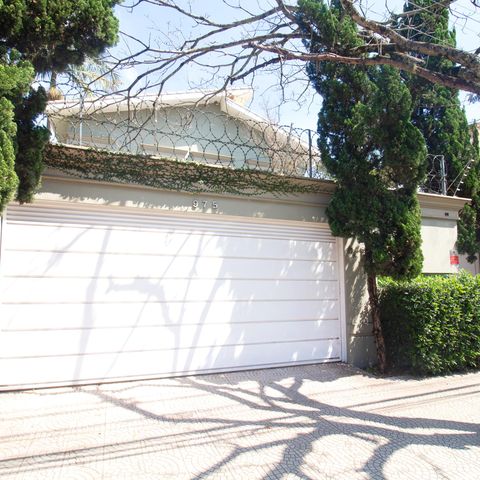 Casa à venda com 460m², 4 quartos e 3 vagas Casa à venda com 460m², 4 quartos e 3 vagasFachada