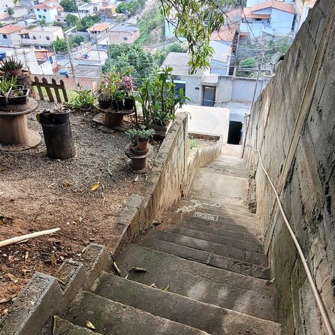 Casa à venda com 212m², 3 quartos e 2 vagas Casa à venda com 212m², 3 quartos e 2 vagasEscada