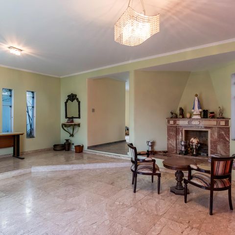 Casa à venda com 600m², 5 quartos e 6 vagasSala 1