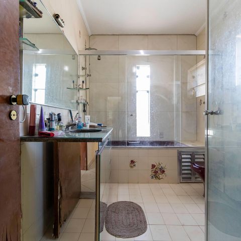 Casa à venda com 600m², 5 quartos e 6 vagasBanheiro da Suite 1