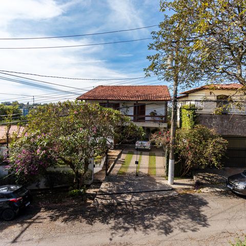 Casa à venda com 600m², 5 quartos e 6 vagasVista para a rua