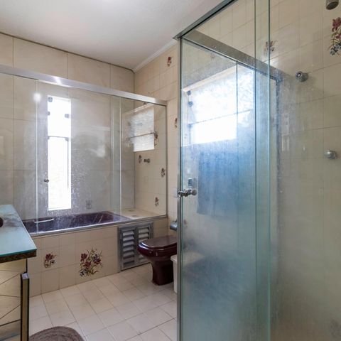 Casa à venda com 600m², 5 quartos e 6 vagasBanheiro da Suite 1