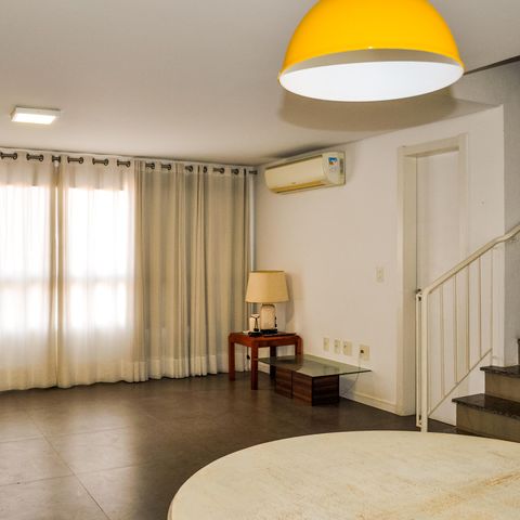 Casa à venda com 254m², 3 quartos e 2 vagas Casa à venda com 254m², 3 quartos e 2 vagasSala