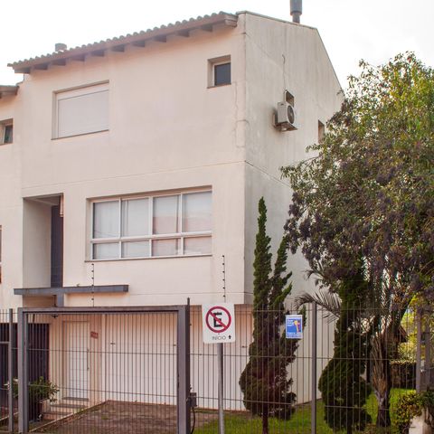 Casa à venda com 254m², 3 quartos e 2 vagas Casa à venda com 254m², 3 quartos e 2 vagasFachada