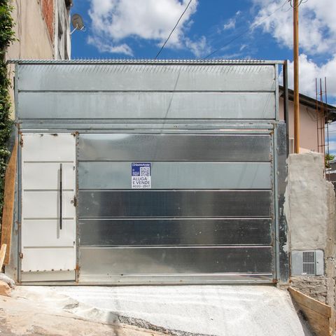 Casa à venda com 81m², 1 quarto e 2 vagas Casa à venda com 81m², 1 quarto e 2 vagasFachada