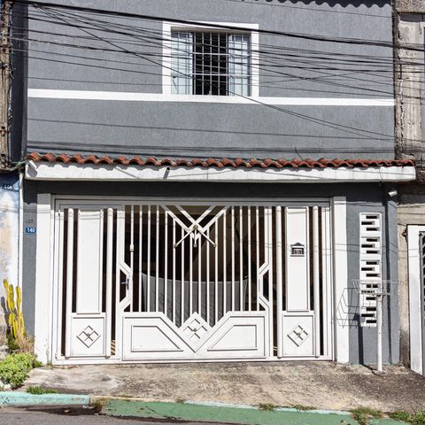 Casa à venda com 125m², 3 quartos e 2 vagas Casa à venda com 125m², 3 quartos e 2 vagasFachada