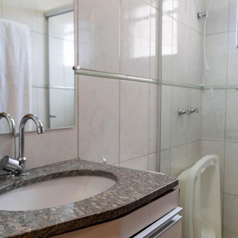 Casa à venda com 100m², 2 quartos e 2 vagas Casa à venda com 100m², 2 quartos e 2 vagasBanheiro da suíte 2