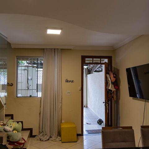 Casa à venda com 100m², 2 quartos e 2 vagas Casa à venda com 100m², 2 quartos e 2 vagasSala
