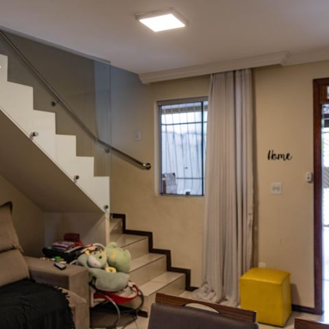 Casa à venda com 100m², 2 quartos e 2 vagas Casa à venda com 100m², 2 quartos e 2 vagasSala