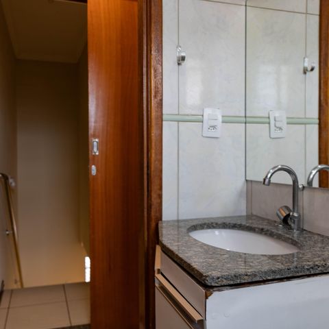 Casa à venda com 100m², 2 quartos e 2 vagas Casa à venda com 100m², 2 quartos e 2 vagasBanheiro da suíte 2