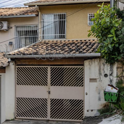 Casa à venda com 100m², 2 quartos e 2 vagas Casa à venda com 100m², 2 quartos e 2 vagasFachada