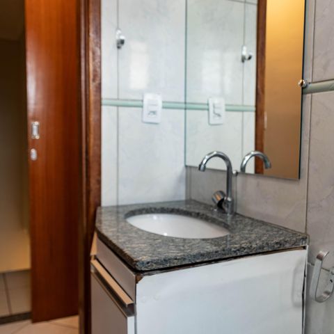 Casa à venda com 100m², 2 quartos e 2 vagas Casa à venda com 100m², 2 quartos e 2 vagasBanheiro da suíte 2