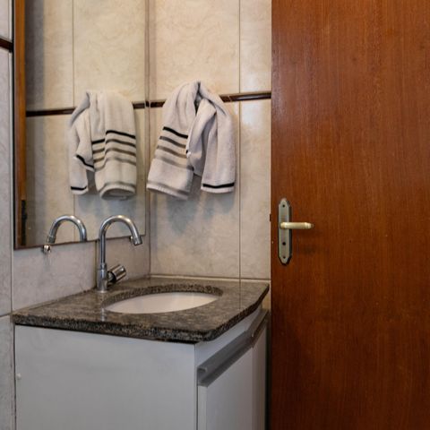 Casa à venda com 100m², 2 quartos e 2 vagas Casa à venda com 100m², 2 quartos e 2 vagasBanheiro da Suíte 1
