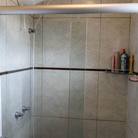 Casa à venda com 100m², 2 quartos e 2 vagas Casa à venda com 100m², 2 quartos e 2 vagasBanheiro da Suíte 1