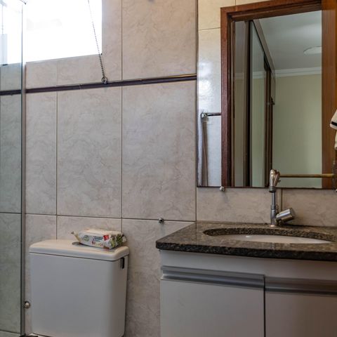 Casa à venda com 100m², 2 quartos e 2 vagas Casa à venda com 100m², 2 quartos e 2 vagasBanheiro da Suíte 1