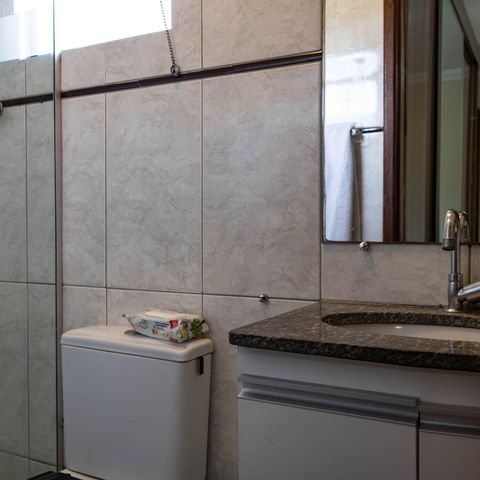 Casa à venda com 100m², 2 quartos e 2 vagas Casa à venda com 100m², 2 quartos e 2 vagasBanheiro da Suíte 1
