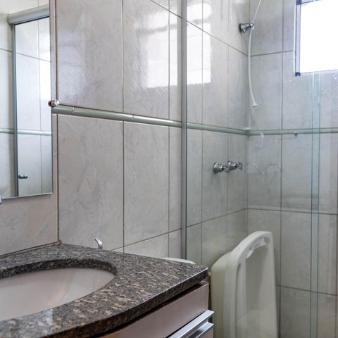 Casa à venda com 100m², 2 quartos e 2 vagas Casa à venda com 100m², 2 quartos e 2 vagasBanheiro da suíte 2