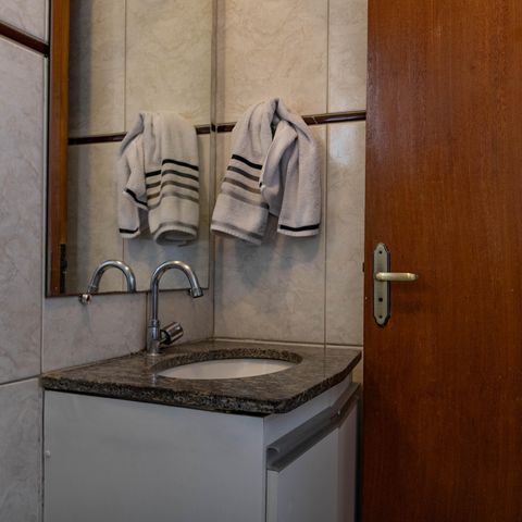 Casa à venda com 100m², 2 quartos e 2 vagas Casa à venda com 100m², 2 quartos e 2 vagasBanheiro da Suíte 1
