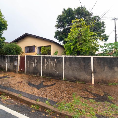 Casa à venda com 113m², 3 quartos e 2 vagas Casa à venda com 113m², 3 quartos e 2 vagasFachada