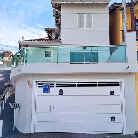 Casa à venda com 120m², 2 quartos e 3 vagas Casa à venda com 120m², 2 quartos e 3 vagasFachada