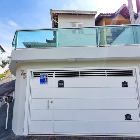 Casa à venda com 120m², 2 quartos e 3 vagas Casa à venda com 120m², 2 quartos e 3 vagasFachada