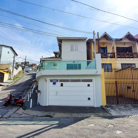 Casa à venda com 120m², 2 quartos e 3 vagas Casa à venda com 120m², 2 quartos e 3 vagasFachada