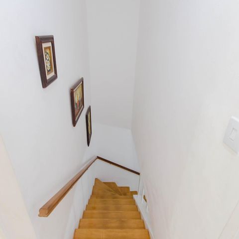 Casa à venda com 100m², 2 quartos e 1 vagaEscada Quartos/Sala