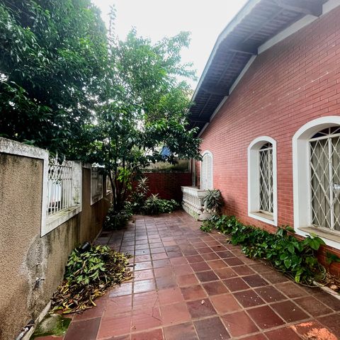 Casa à venda com 175m², 3 quartos e 2 vagas Casa à venda com 175m², 3 quartos e 2 vagasÁrea externa