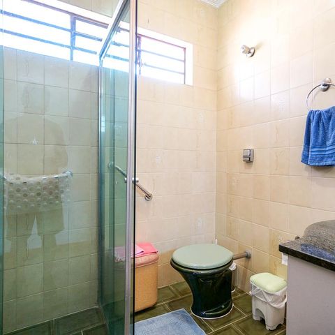 Casa à venda com 200m², 3 quartos e 4 vagasBanheiro da suíte 02