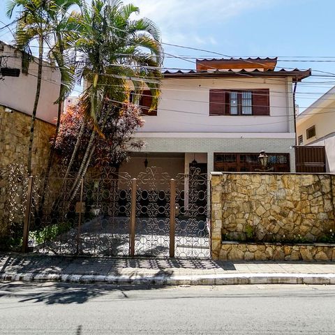 Casa à venda com 200m², 3 quartos e 4 vagasFachada