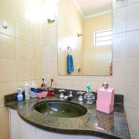 Casa à venda com 200m², 3 quartos e 4 vagasBanheiro da suíte 02