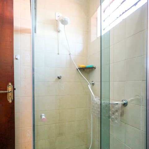 Casa à venda com 200m², 3 quartos e 4 vagasBanheiro da suíte 02