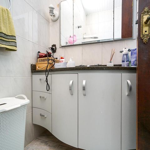 Casa à venda com 200m², 3 quartos e 4 vagasBanheiro da suíte 01
