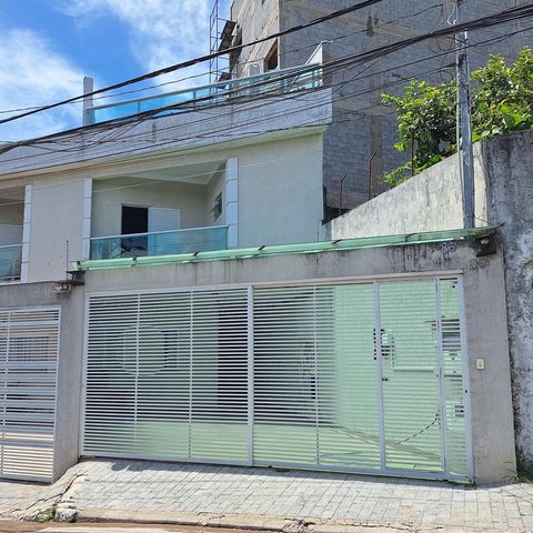 Casa à venda com 133m², 3 quartos e 2 vagas Casa à venda com 133m², 3 quartos e 2 vagasFachada