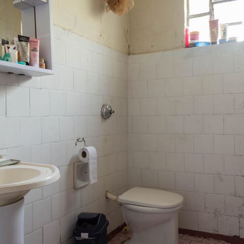 Casa à venda com 125m², 2 quartos e 1 vaga Casa à venda com 125m², 2 quartos e 1 vagaBanheiro