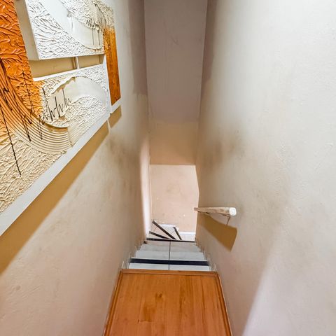 Casa à venda com 90m², 2 quartos e sem vagaEscada
