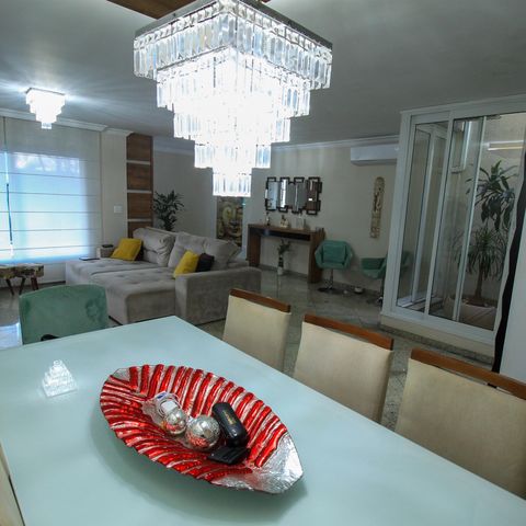 Casa de condomínio à venda com 392m², 4 quartos e 6 vagas Casa de condomínio à venda com 392m², 4 quartos e 6 vagasSala de Jantar