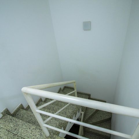 Casa de condomínio à venda com 392m², 4 quartos e 6 vagas Casa de condomínio à venda com 392m², 4 quartos e 6 vagasEscada