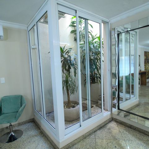 Casa de condomínio à venda com 392m², 4 quartos e 6 vagas Casa de condomínio à venda com 392m², 4 quartos e 6 vagasSala de Jantar