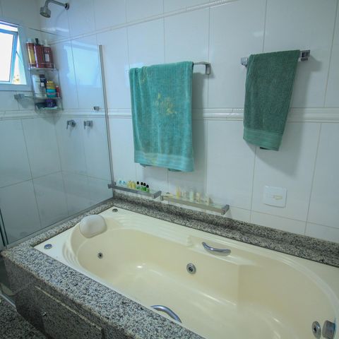 Casa de condomínio à venda com 392m², 4 quartos e 6 vagas Casa de condomínio à venda com 392m², 4 quartos e 6 vagasBanheiro da Suíte 1