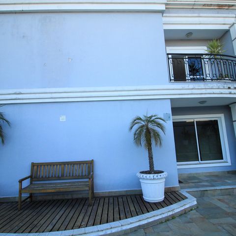 Casa de condomínio à venda com 392m², 4 quartos e 6 vagas Casa de condomínio à venda com 392m², 4 quartos e 6 vagasÁrea Externa