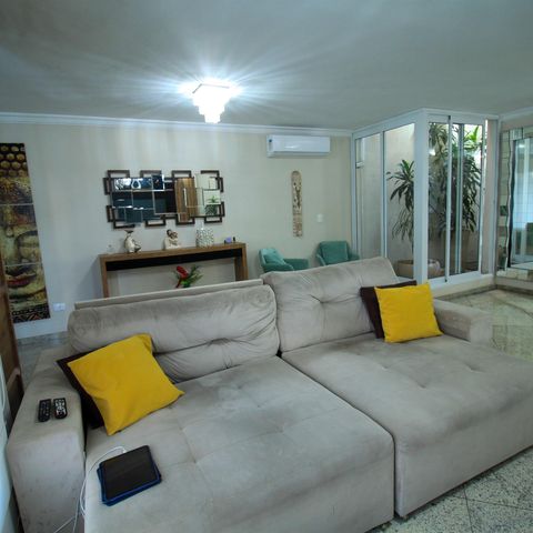 Casa de condomínio à venda com 392m², 4 quartos e 6 vagas Casa de condomínio à venda com 392m², 4 quartos e 6 vagasSala