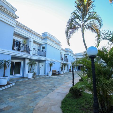 Casa de condomínio à venda com 392m², 4 quartos e 6 vagas Casa de condomínio à venda com 392m², 4 quartos e 6 vagasÁrea Externa