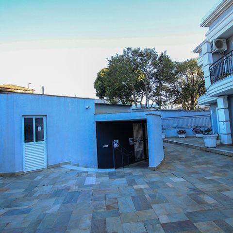 Casa de condomínio à venda com 392m², 4 quartos e 6 vagas Casa de condomínio à venda com 392m², 4 quartos e 6 vagasÁrea Externa
