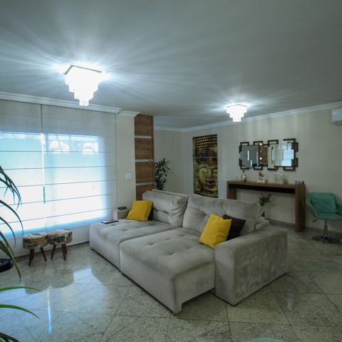 Casa de condomínio à venda com 392m², 4 quartos e 6 vagas Casa de condomínio à venda com 392m², 4 quartos e 6 vagasSala